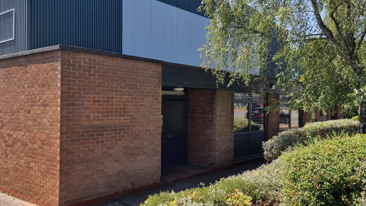 Essench HQ Birmingham – cosmetics fulfilment services UK cleanroom facility